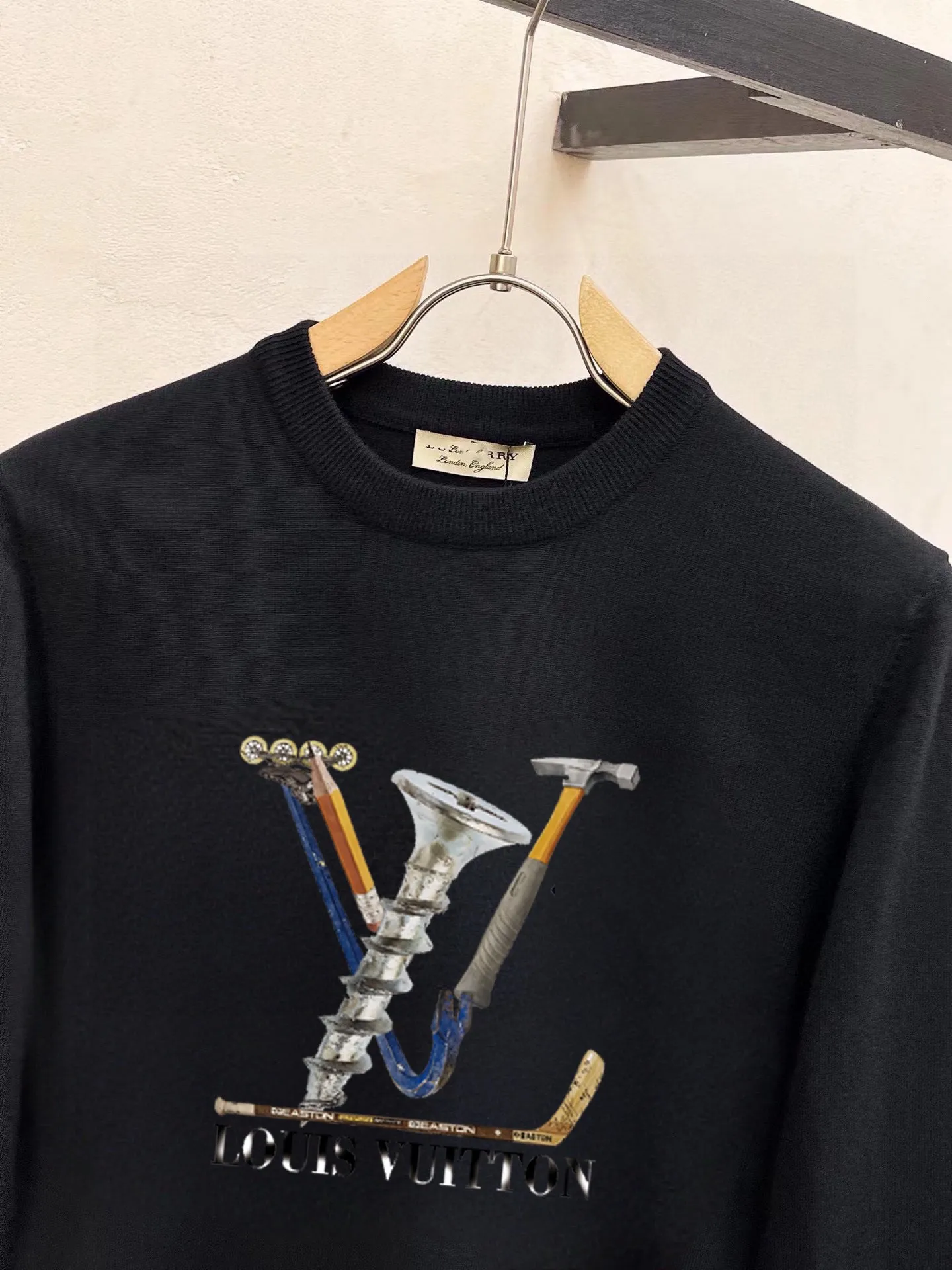 🅿️240 【LV Louis Vuitton】Autumn and winter classic round neck pullover sweater, in full condition! ! ! Wool blended fabric, the latest model in 2025, golden ratio! ! Slim-fitting soft gold, versatile and practical item, the combination and practicality are extremely powerful, simple and elegant, and classy! To create your own style, it is highly recommended to buy it in two colors. The standard slim fit tailoring process is suitable for both young and old men. It is knitted from wool and will not cause any discomfort! While keeping warm, it is stylish, textured and wearable, and the classic logo with contrasting colors on the chest feels in place! ! Recommended for regular customers! ! Size M-3XL (maximum wear: 190 pounds)